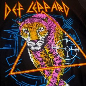Def Leppard Graphic Black Crop Band Tee